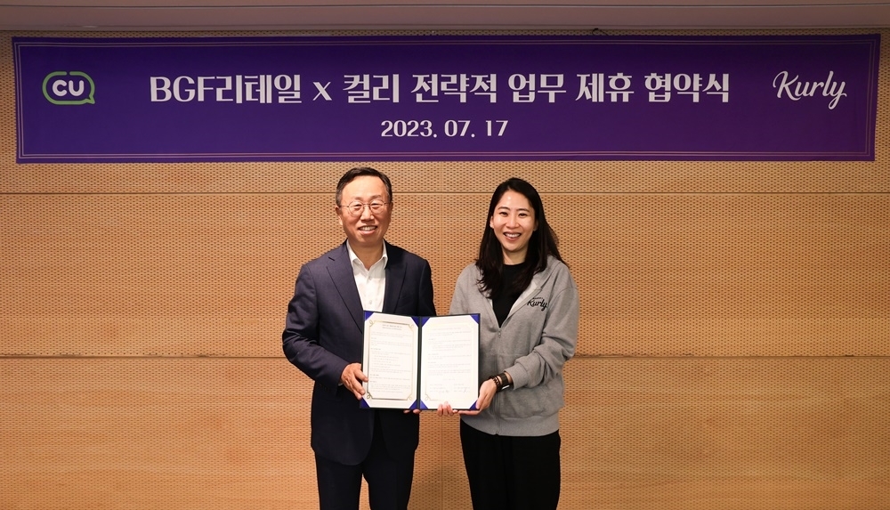 이건준 BGF리테일 대표(왼쪽)와 김슬아 컬리 대표. /사진제공=BGF리테일