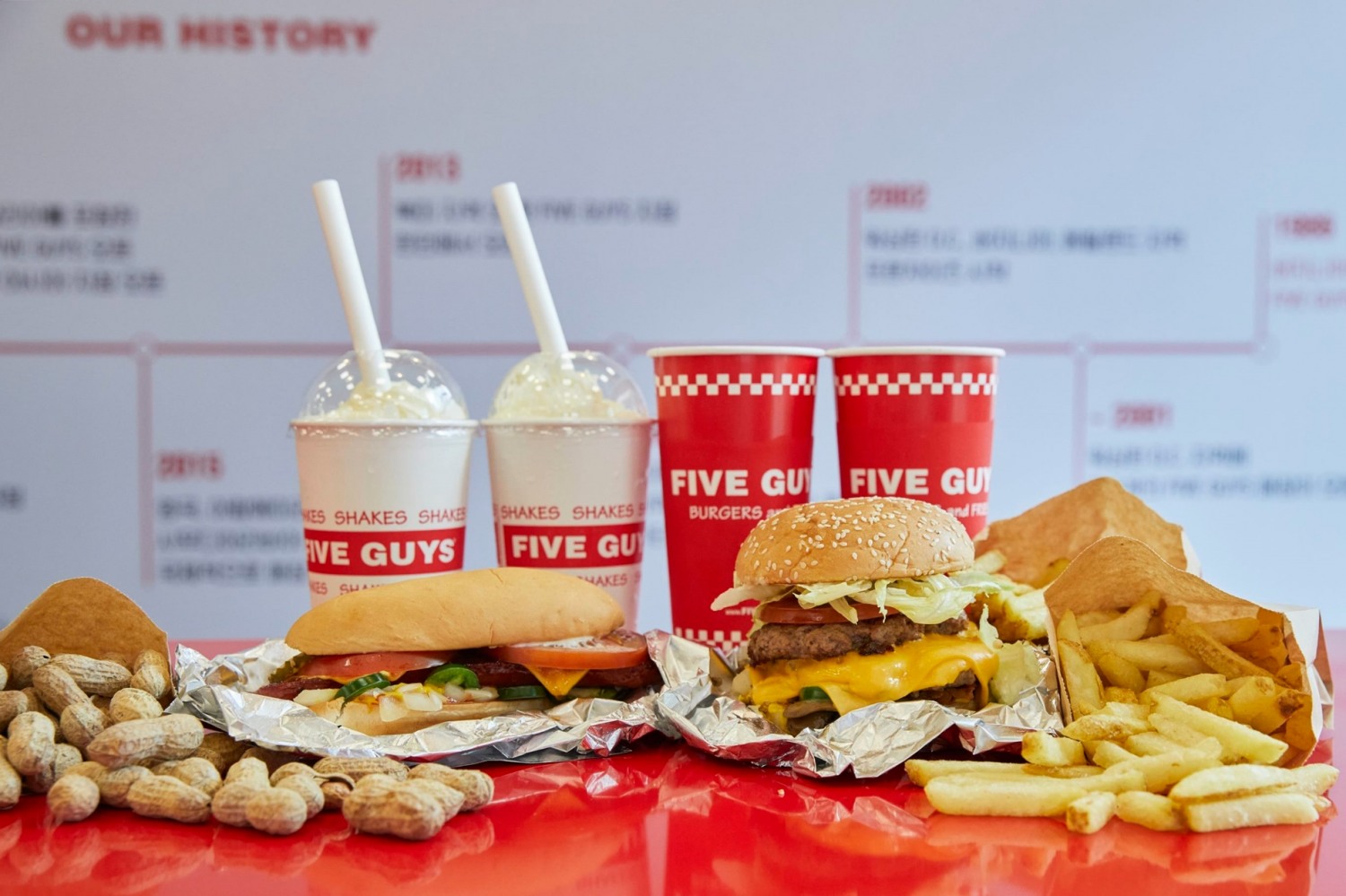 파이브가이즈 햄버거 및 핫도그 이미지./ 사진 = 한화갤러리아