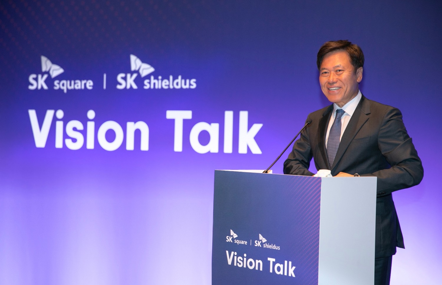 박정호 SK스퀘어 부회장이 올해 3월 스페인 바르셀로나 간담회에서 SK스퀘어-EQT파트너스의 SK쉴더스 공동경영 계획을 발표하고 있다. 사진 제공=SK스퀘어