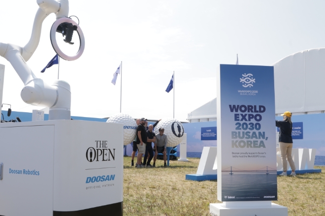 두산(회장 박정원)이 20~23일 영국 리버풀에서 열린 ‘제151회 디 오픈(The Open)’ 대회 기간 동안 현지에서 부산세계박람회(이하 부산엑스포) 유치 지원활동을 펼쳤다. /사진제공=두산.