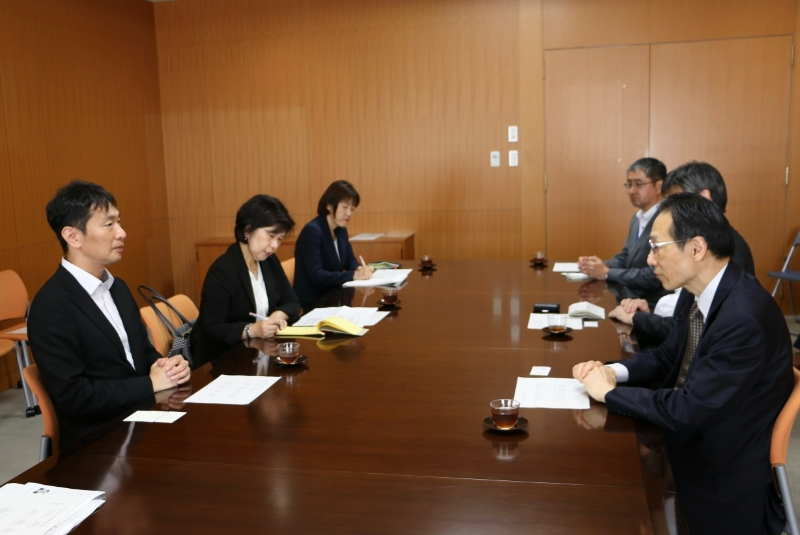 이복현 금융감독원장과 쿠리타 테루히사 일본 금융청 장관이 양국 금융당국 실무자들(왼쪽 아래부터 시계방향으로 이복현 금융감독원장, 통역사, 전혜영 금감원 국제업무국 팀장, 오키 겐지 일본 금융청 리스크분석국 국장, 아리이즈미 시게루 일본 금융청 국제금융심의관, 쿠리타 테루히사 일본 금융청 장관)과 함께 건전한 디지털자산 생태계 조성 방안 등에 대한 의견을 교환하고 있다. /사진제공=금융감독원