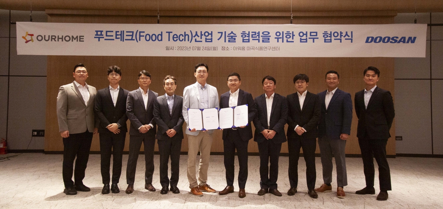 24일 아워홈 본사에서 진행된 업무협약식에서 이동훈 아워홈 부사장(왼쪽에서 다섯 번째)과 류정훈 두산로보틱스 대표이사(왼쪽에서 여섯 번째)가 푸드테크 산업 기술협력을 위한 업무협약을 체결한 후 기념사진을 촬영하고 있다./ 사진 = 아워홈