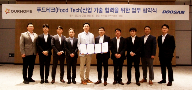 두산로보틱스(대표 류정훈, 박인원)는 24일 아워홈과 서울시 강서구에 위치한 아워홈 마곡식품연구센터에서 ‘푸드테크 산업 기술협력’을 위한 업무협약(MOU)을 체결했다. /사진제공=두산로보틱스.