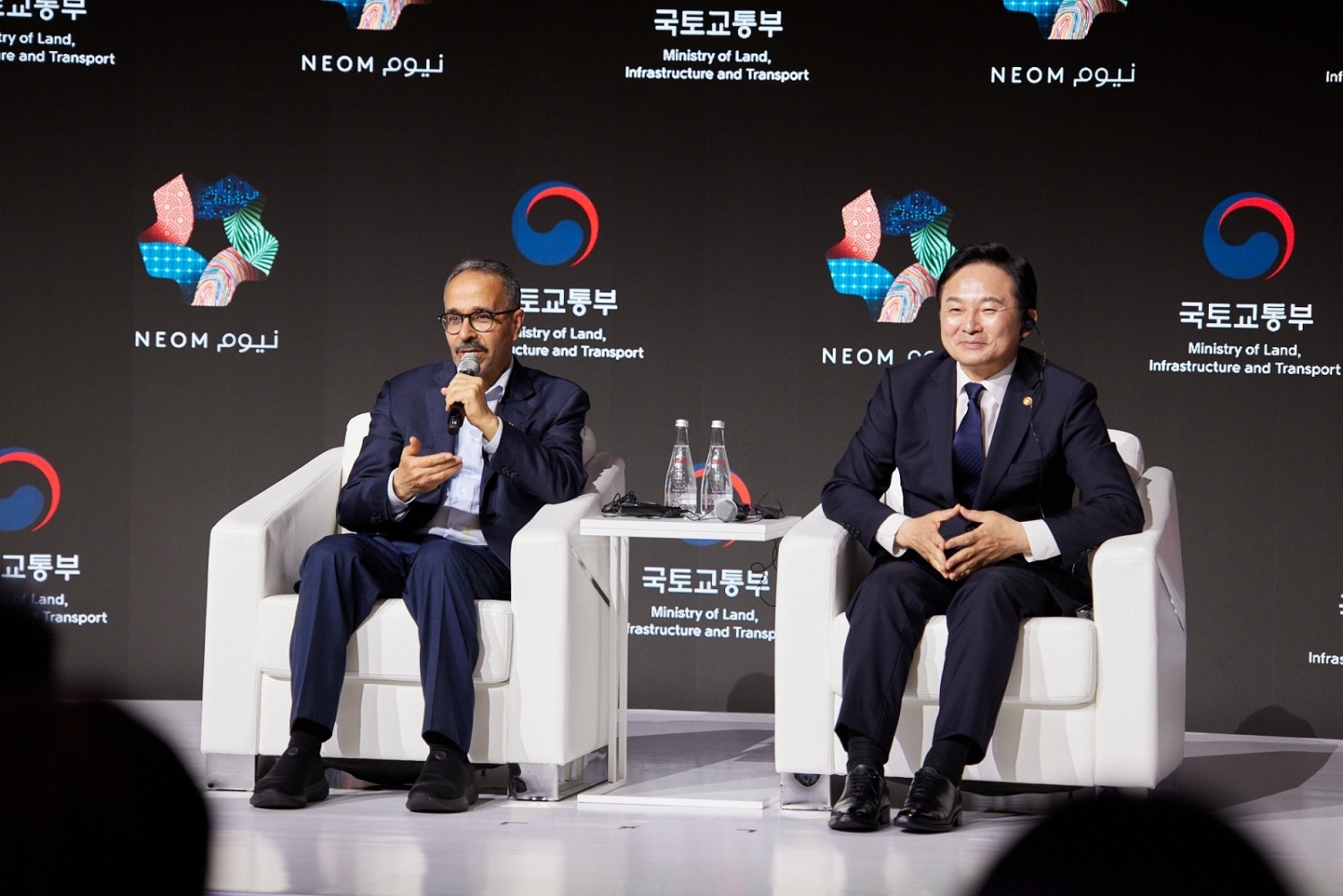 디스커버 네옴 행사에서 나드미 알 나스르(Nadhmi Al-Nasr) 네옴CEO(왼쪽)와 원희룡 국토교통부 장관(오른쪽)이 기자들의 질문에 답변하고 있다. / 사진제공=네옴
