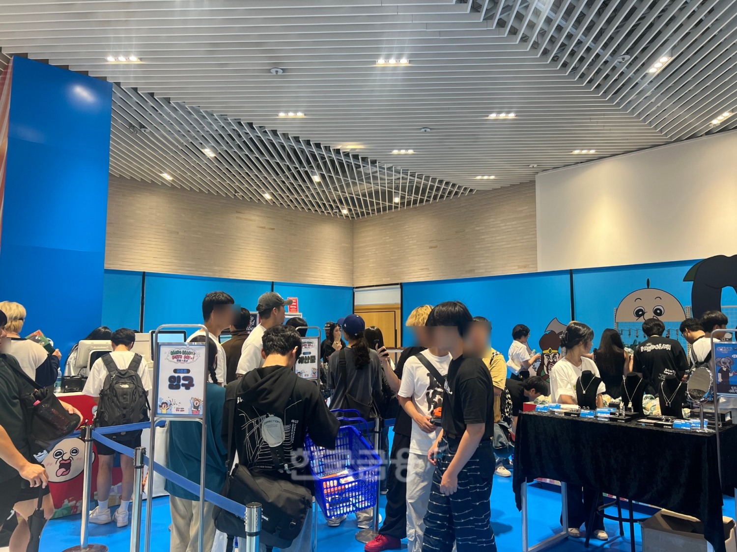 26일 더 현대 서울에 마련된 '빵빵이의 일상' 팝업스토어 매장에서 방문객들이 굿즈와 포토존을 구경하고 있다. / 사진=이주은기자