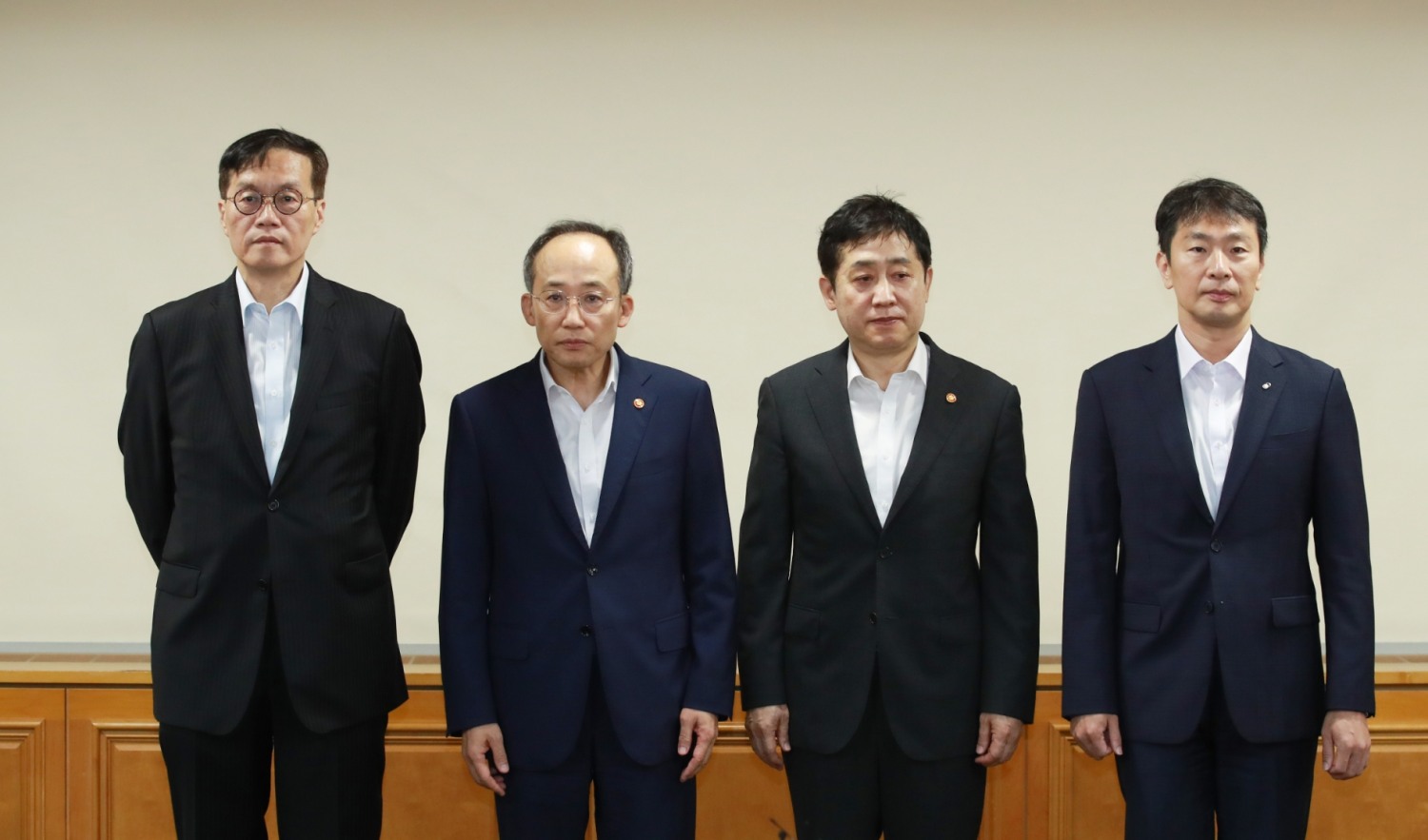 추경호 경제부총리 겸 기획재정부장관(왼쪽에서 두번째)은 27일 서울 명동 은행회관에서 관계 기관 합동 '비상거시경제금융회의'를 개최했다. 이날 회의에는 이창용 한국은행 총재(왼쪽에서 첫번째), 김주현 금융위원회 위원장(왼쪽에서 세번째), 이복현 금융감독원 원장(오른쪽에서 첫번째)이 참석했다. / 사진제공= 한국은행(2023.07.27)