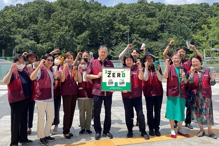 SR은 수서역 지역포럼단과 함께 수서역 인근에서 환경정화 활동을 전개했다./사진제공=SR