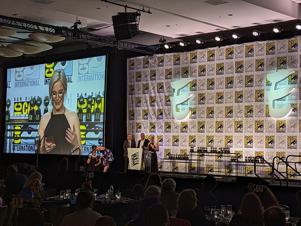 지난 23일 미국 윌 아이스너 어워드에서 최우수 웹코믹 부문 수상작으로 선정된 '로어 올림푸스' 작가 레이첼 스마이스가 수상 소감을 말하고 있다. / 사진제공=네이버웹툰