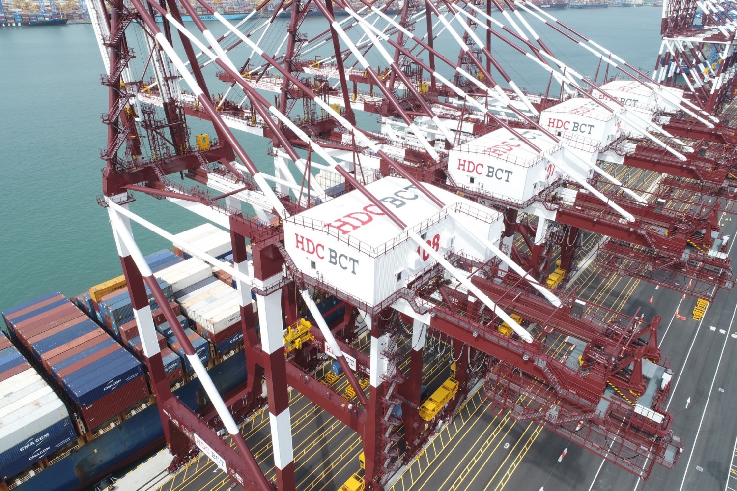 부산컨테이너터미널(BCT)는 HDC현대산업개발이 구축한 사회기반시설로 국내 최초 무인 원격조종 안벽크레인과 완전 자동화 야드 크레인을 갖춘 컨테이너 전용 터미널이다./사진제공=HDC현산