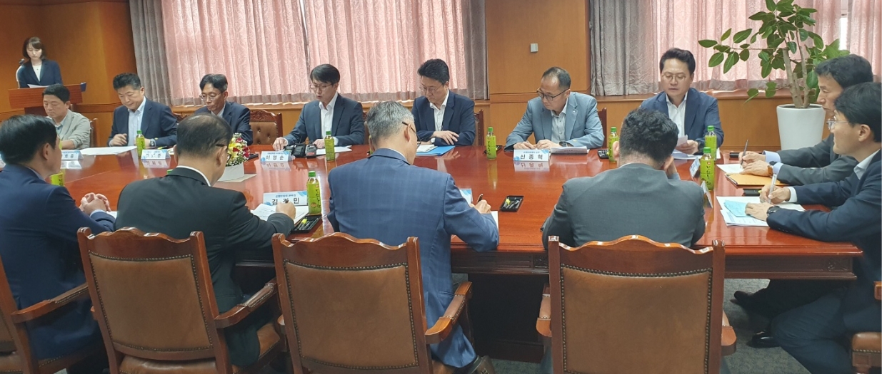 금융감독원은 3일 여의도 본원에서 이명순 수석부원장(왼쪽에서 네번째) 주재로 금융협회, 금융회사의 퇴직연금 담당 임원 15명과 간담회를 개최하고 연말 퇴직연금 쏠림 방지를 당부했다. / 사진= 한국금융신문(2023.08.03)