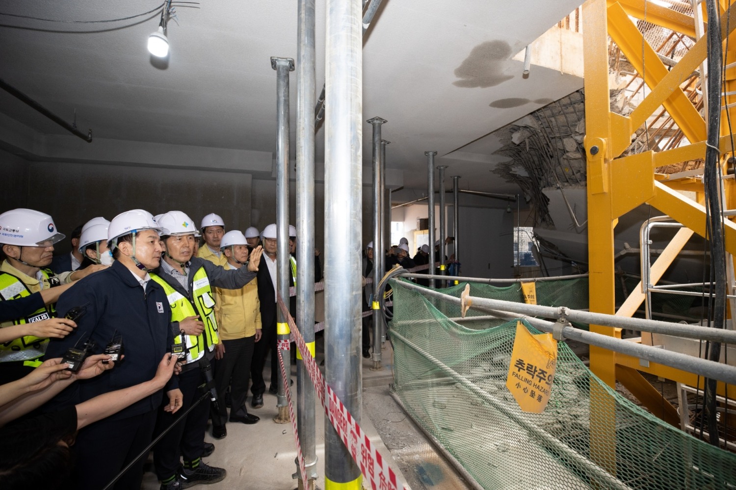 아파트 지하주차장 사고 현장을 찾은 원희룡 국토교통부 장관이 현장점검에 나서고 있다. / 사진제공=국토교통부