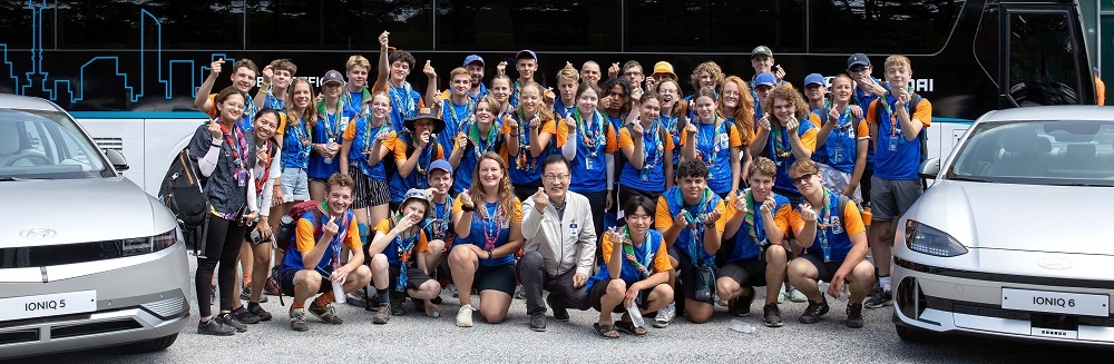 현대차 전주공장장 임만규 전무(가운데)가 공장을 찾은 세계스카우트잼버리 네덜란드 대원과 기념촬영을 하고 있다. 사진제공=현대차그룹.