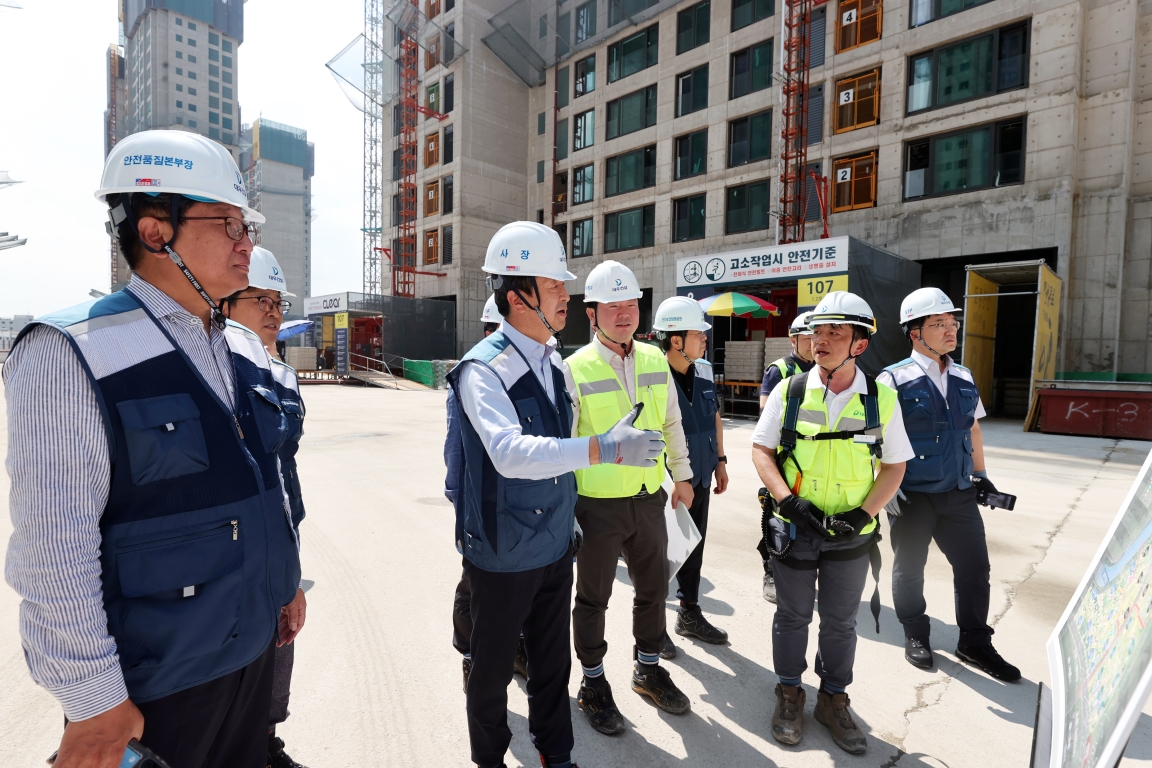 지난 7월 '베르몬트로 광명' 현장을 방문한 백정완 대우건설 사장과 민준기 CSO 전무 / 사진제공=대우건설