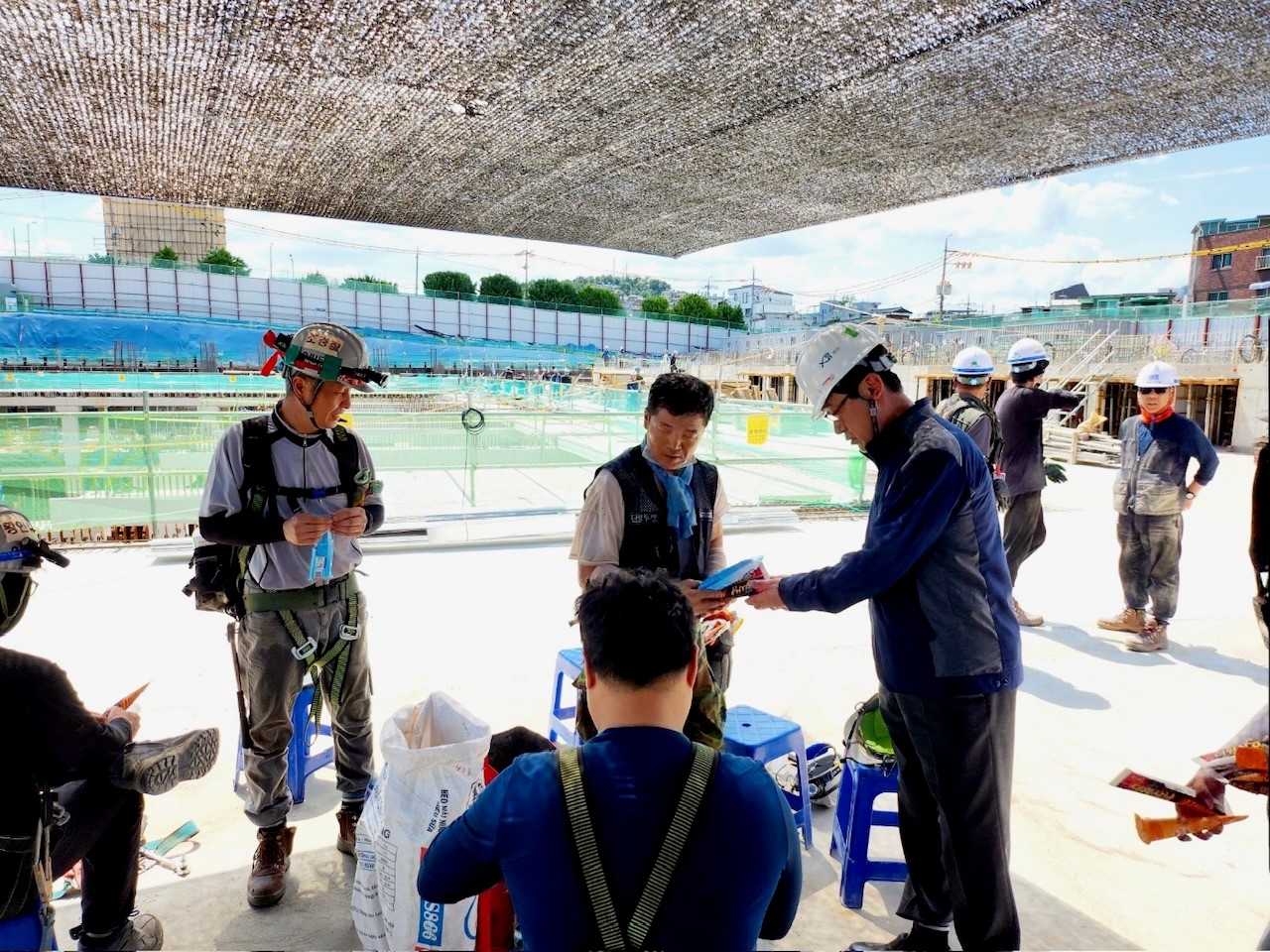 우무현 GS건설 최고안전책임자가 8월8일 장위자이 레디언트 현장에 방문해 근로자들에게 직접 빙과류를 제공하는 모습./사진제공=GS건설