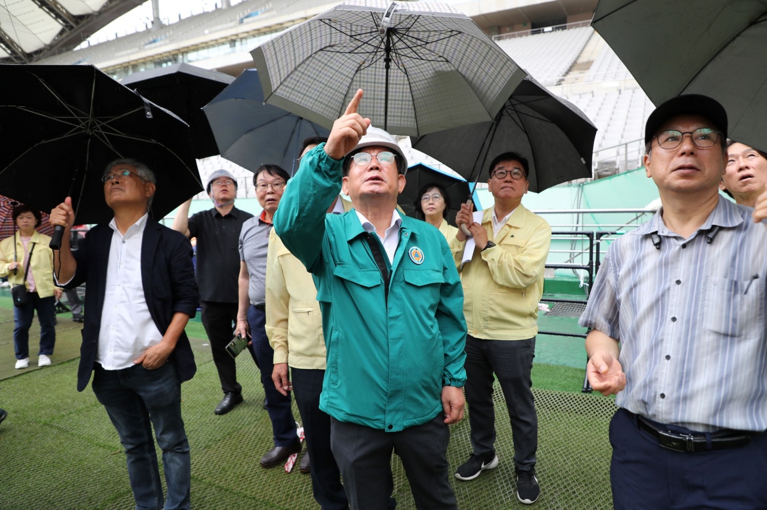 박강수 마포구청장이 관계자들과 8월10일 서울상암월드컵경기장에서 무대시설 설치현황을 점검하는 모습./사진제공=마포구