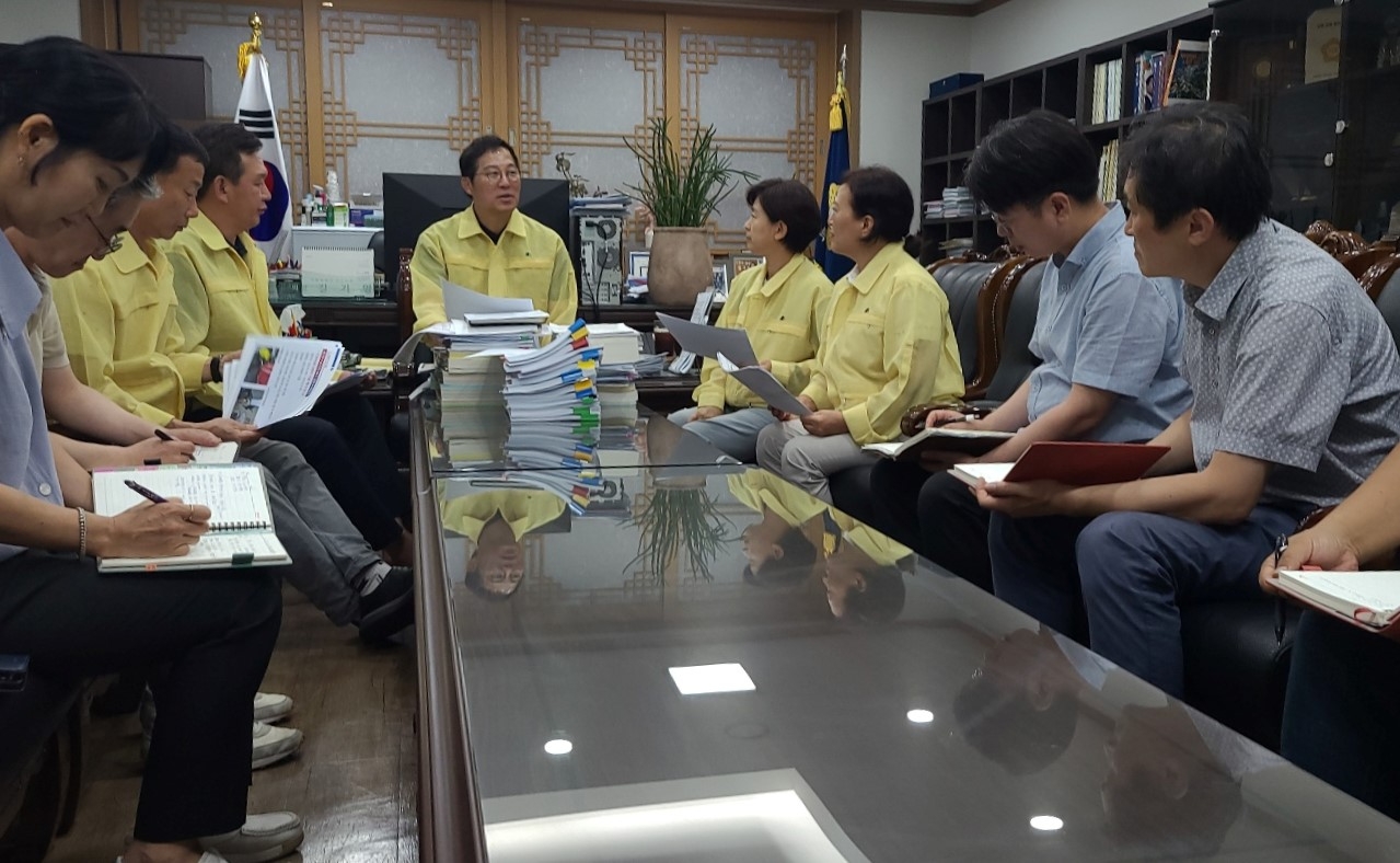 길기영 중구의회 의장의 주재로 비상대책회의가 진행되고 있다./사진제공=중구의회