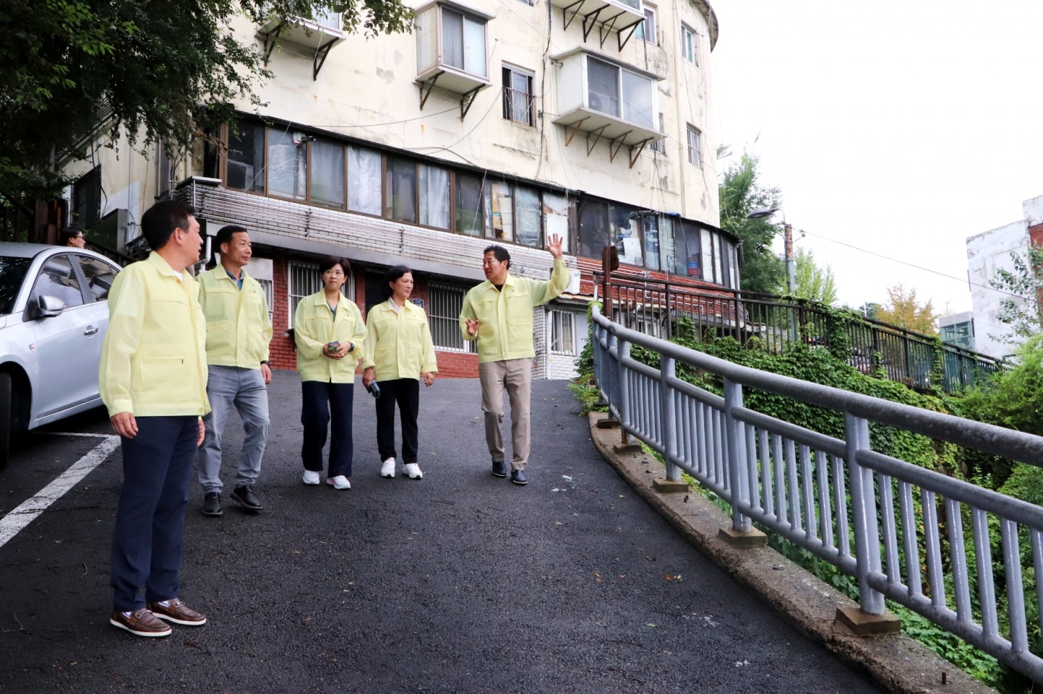 오른쪽부터 중구의회 길기영 의장 조미정 복지건설위원장, 이정미 운영위원장, 송재천 행정보건위원장, 윤판오 부의장이 회현시민아파트를 찾아 수해 피해가 없는지 살피고 있는 모습./사진제공=중구의회