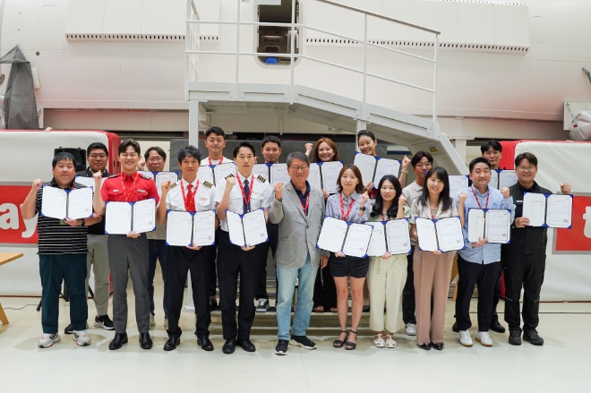 티웨이항공(대표 정홍근)은 지난 11일 창립 13주년(8월 16일)을 앞두고 김포공항 화물청사 훈련센터에서 코로나19 대유행 이후 첫 대면 ‘창립 13주년 기념식 행사’를 진행했다. 사진제공=티웨이항공.