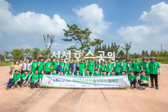 LS일렉트릭(대표 구자균, 김동현, 구동휘)은 지난 18일 천안 성성호수공원에서 김동현 LS일렉트릭 대표이사(ESG총괄 부사장) 등 임직원과 대학생 등으로 구성된 LS일렉트릭 하이라이트 봉사단 50여 명이 배롱나무 1400그루를 심고 ‘LS일렉트릭 꽃길 조성’ 행사를 가졌다. 사진제공=LS일렉트릭.