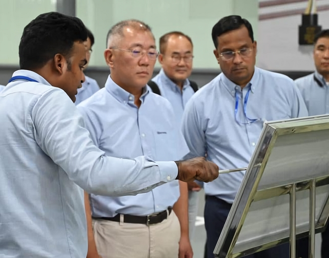 정의선 현대차그룹 회장이 2023년 8월 현대차 인도 공장을 점검하고 있다. 사진제공=현대차.