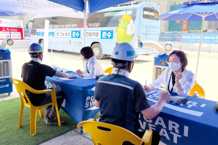 대우건설 올림픽파크포레온 현장 근로자들이 건강상담을 진행하고 있다. / 사진제공=대우건설