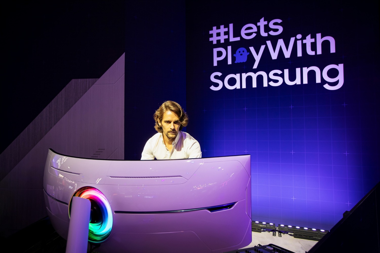 삼성전자 모델이 독일 쾰른에서 열린 '게임스컴 2023'에서 오디세이 네오 G9을 소개하고 있다./사진제공=삼성전자