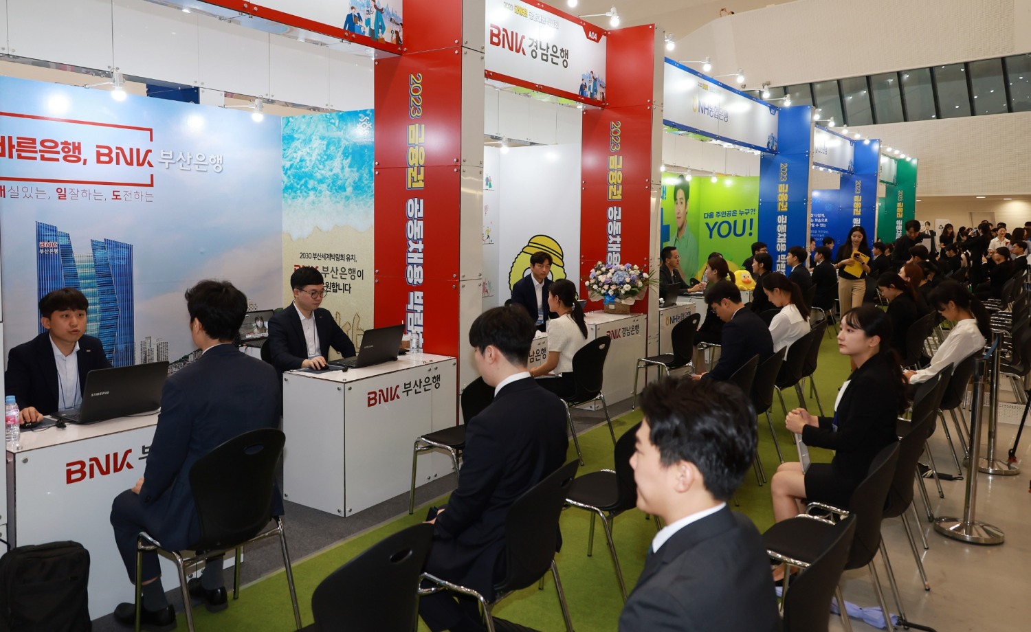 23일 동대문디자인플라자(DDP)에서 개최된 ‘2023 금융권 공동채용 박람회’ 내 BNK경남은행과 BNK부산은행 면접 부스. /사진제공=금융위원회