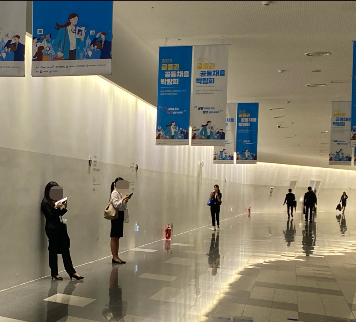 23일 서울 동대문 디자인플라자(DDP)에서 개최된 '2023 금융권 공동채용 박람회'에 방문한 구직자 모습./ 사진 = 홍지인 기자