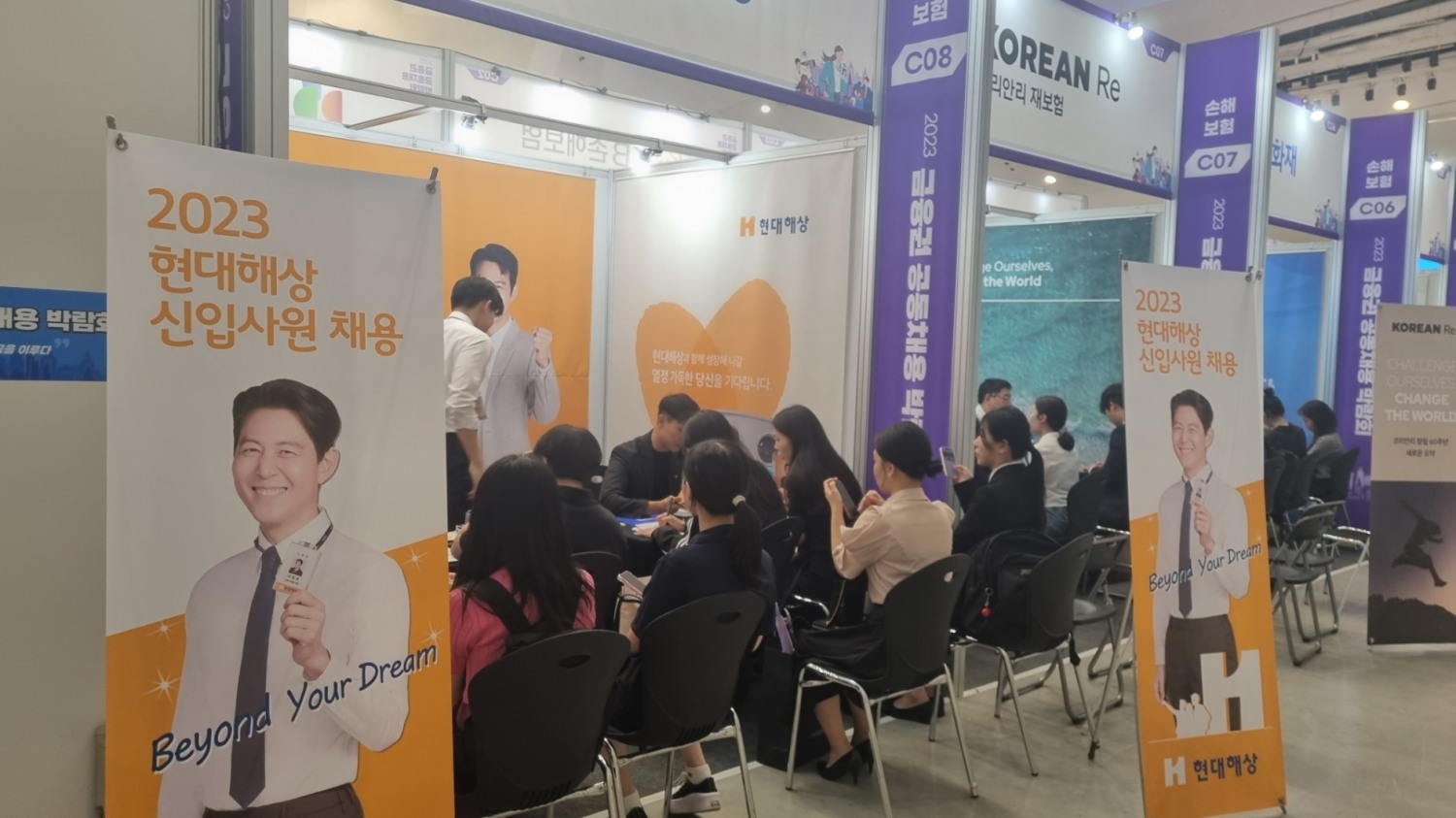 24일 서울 동대문디자인플라자(DDP)에서 열린 '2023 금융권 공동채용 박람회'에서 구직자들이 면접에 임하고 있다. 사진=정은경 기자.