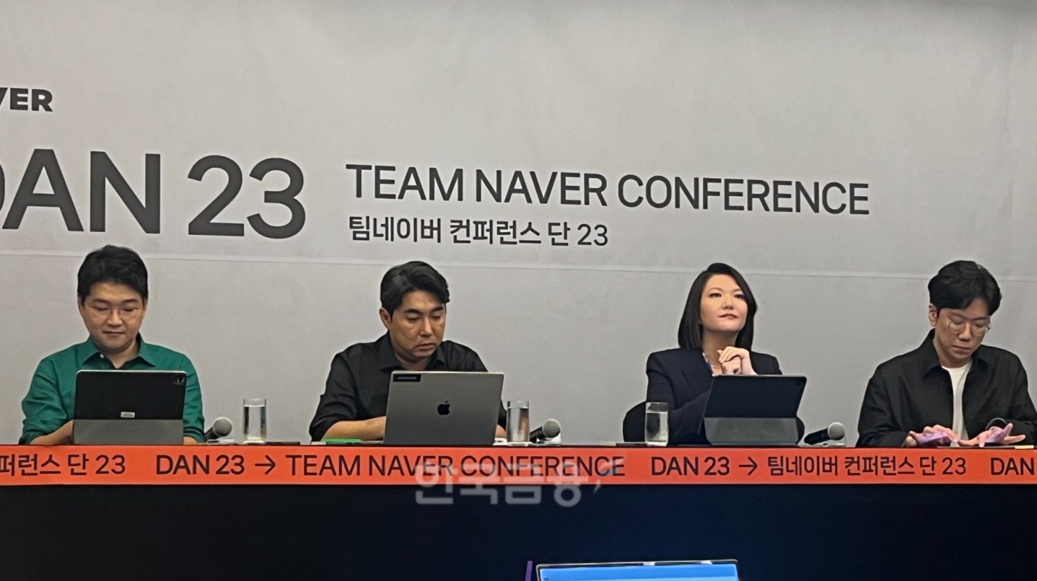 (왼쪽부터) 최재호 서치 CIC 책임리더, 김용범 네이버 서치 US AI 기술총괄, 최수연 네이버 대표, 성낙호 네이버클라우드 하이퍼스케일 AI 기술 총괄이 24일 인터컨티넨탈 서울 파르나스에서 열린 팀네이버 컨퍼런스 '단 23' 기자 간담회를 준비하고 있다. / 사진=이주은 기자