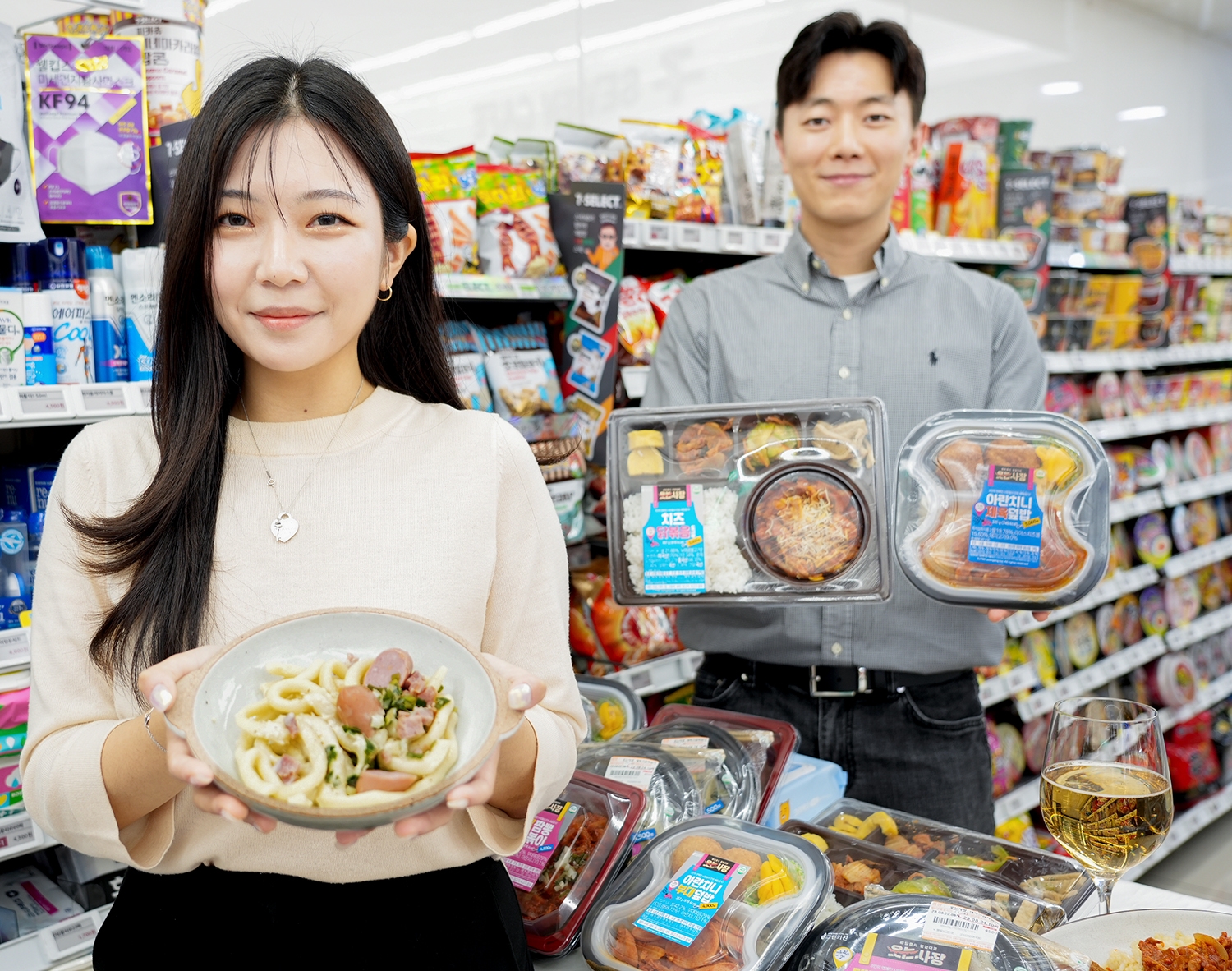 세븐일레븐이 JTBC 예능프로그램 '웃는사장'과 손잡고 간편식을 출시했다. /사진제공=세븐일레븐