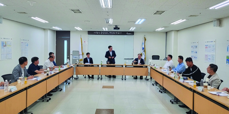 ▲ 김용태 보험대리점협회 회장(가운데)이 회원사 글로벌금융판매를 방문해 간담회를 하고 있다. 사진제공 = 보험대리점협회