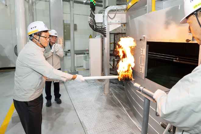 KCC(대표 정재훈)는 김천공장에 무기단열재 그라스울 생산 라인 2호기를 증설하고, 친환경 고품질 불연단열재 선도기업으로서의 입지를 강화한다. 사진제공=KCC.