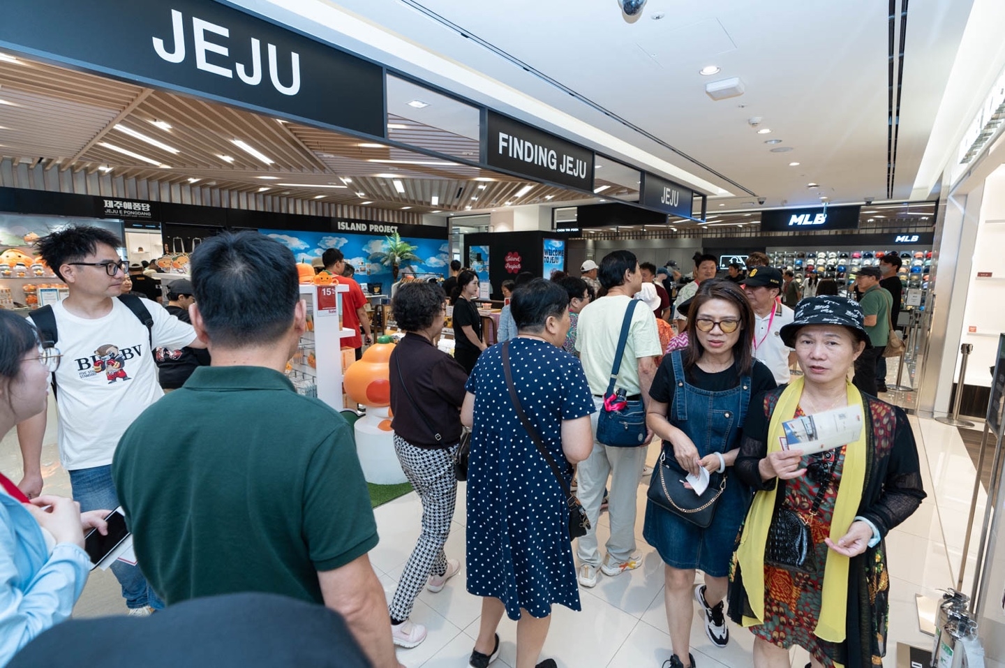 신라면세점 제주점에 방문한 중국인 단체 관광객. /사진제공=신라면세점