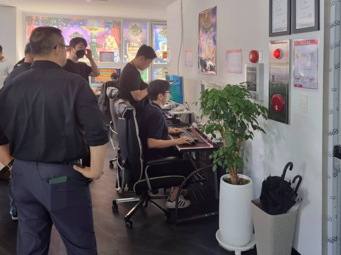 지난 6일 실시된 불법도박 합동단속. /사진제공=강원랜드