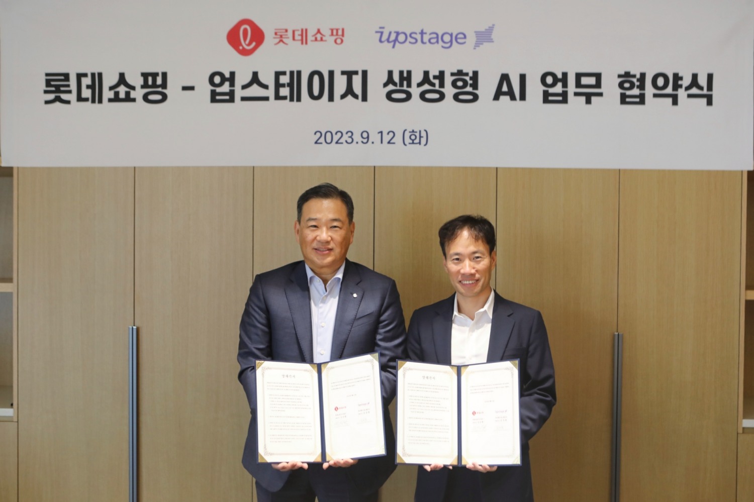 김상현 롯데쇼핑 부회장(왼쪽)과 김성훈 업스테이지 대표 /사진제공=롯데쇼핑