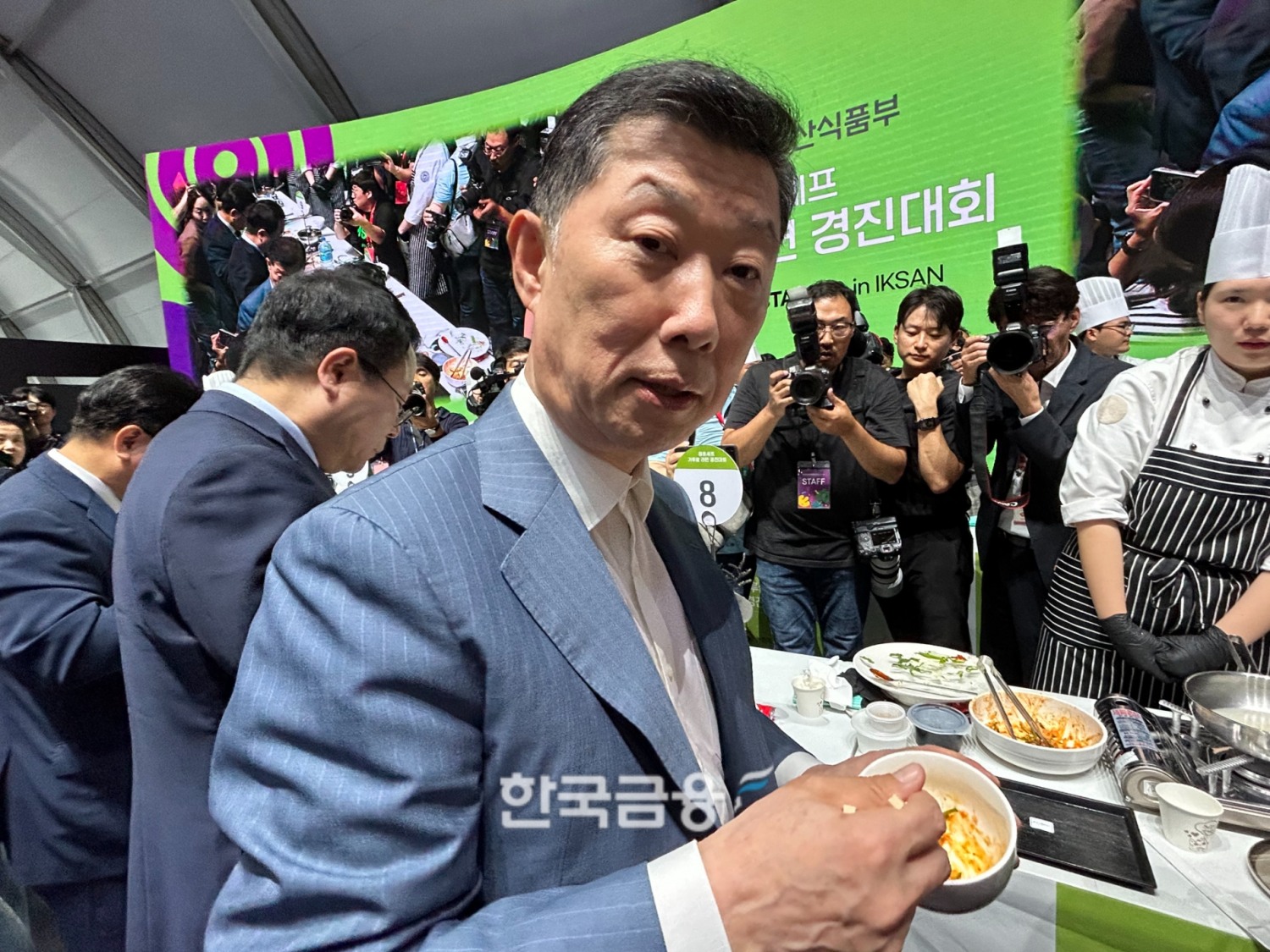 김홍국 하림그룹 회장이 쌀가루 라면을 시식하는 모습. /사진=박슬기 기자