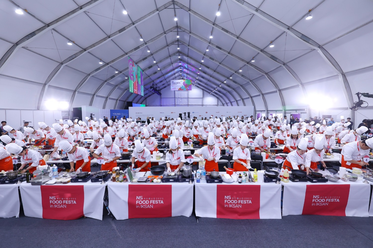 요리경연대회에 참여한 사람들의 모습. /사진제공=NS홈쇼핑