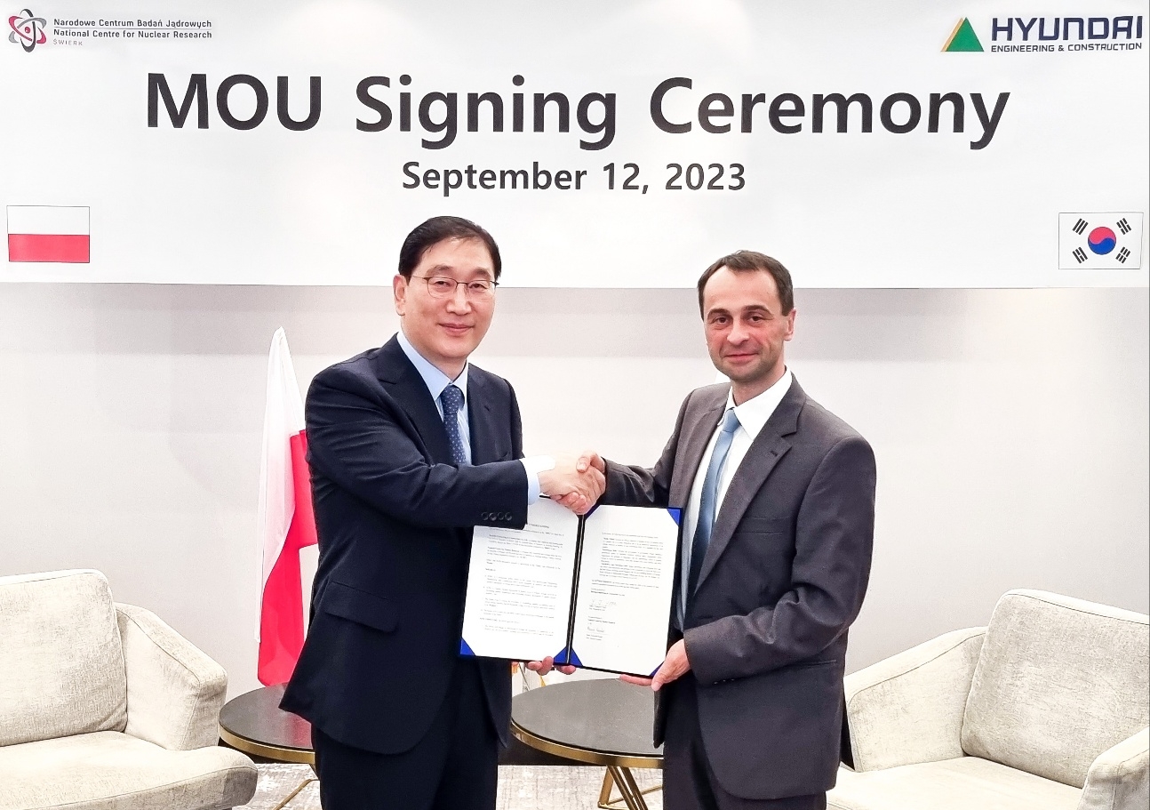 현대건설 윤영준 사장(왼쪽)과 폴란드원자력연구원 마신 카다스 부원장(오른쪽)이 9월12일(현지시간) 폴란드 수도 바르샤바에서 ‘원전 연구개발 및 연구용 원자로 협력에 대한 업무협약’을 체결한 후 기념촬영을 하는 모습./사진제공=현대건설