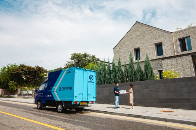 ㈜한진(대표 노삼석)은 '고객경험지표(Customer Experience Index. 이하 'CXI')'를 통해 고객 만족도를 높이고, 대형 온라인 유통채널의 라스트마일 수행을 통해 빠르고 편리한 배송 차별화에 나선다. 사진제공=(주)한진.