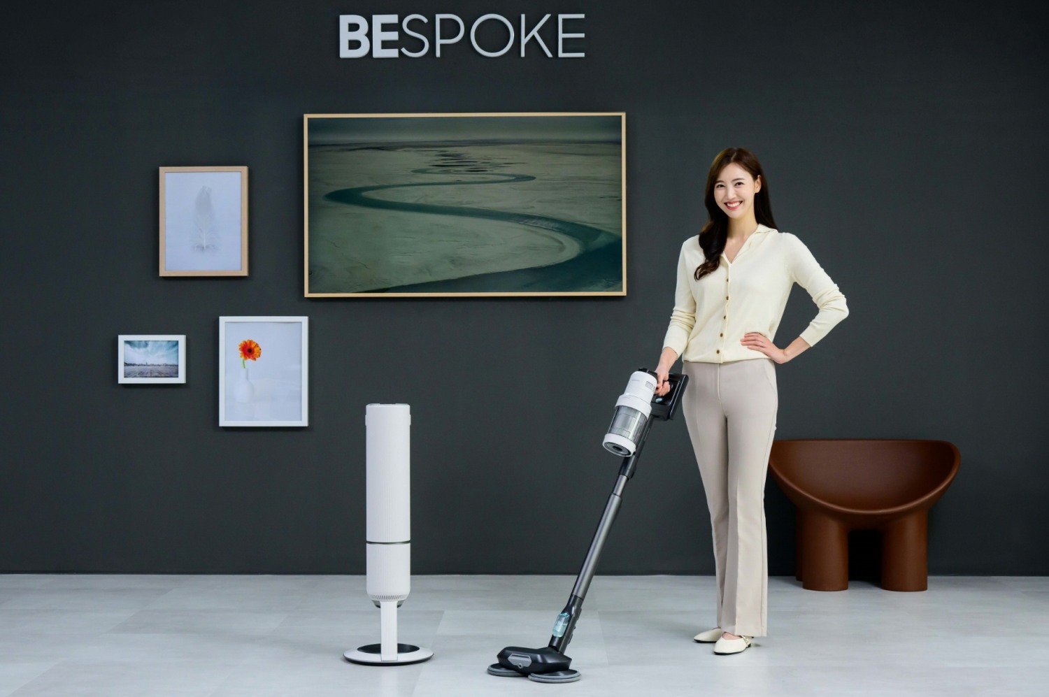 삼성전자가 고온 세척 브러시를 적용한 '비스포크 제트 AI'를 출시했다. 사진은 삼성전자 모델이 '비스포크 제트 AI' 신제품을 소개하고 있다./사진제공=삼성전자