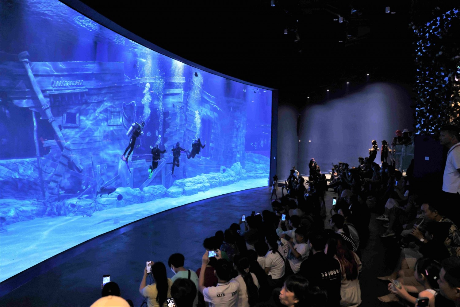 월드 아쿠아리움 메인 수조 관람하는 고객의 모습. /사진제공=롯데쇼핑