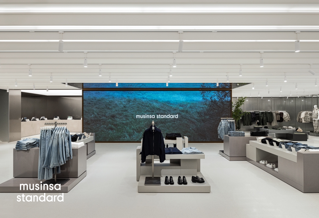 무신사 스탠다드 동성로점 1층 미디어월과 매장 전경. /사진제공=무신사