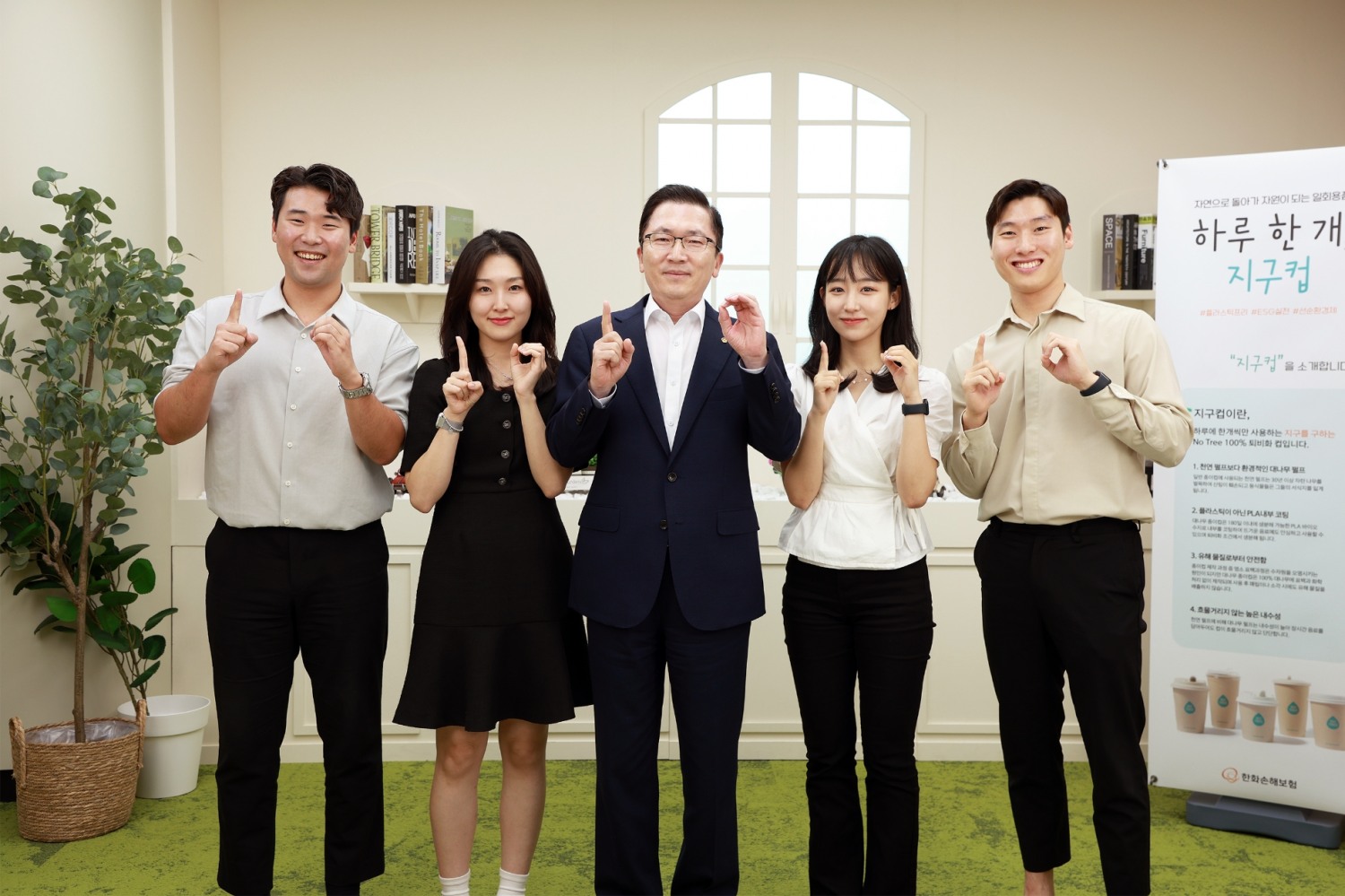 나채범(가운데) 한화손보 대표이사와 직원들이 ‘일회용품 제로(0) 챌린지’에 참여하고 있다. 사진 제공=한화손해보험