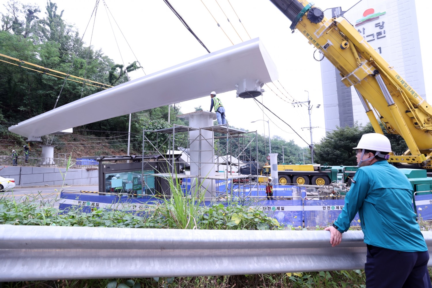 박일하 동작구청장이 19일 서울 사당롯데캐슬골든포레아파트 앞 보도육교 상판거치 현장을 점검하는 모습./사진제공=동작구