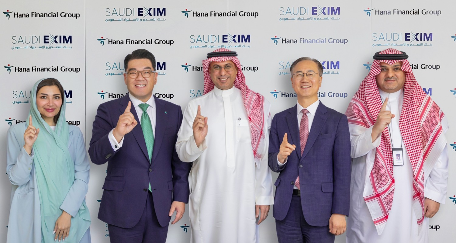 이은형 하나금융그룹 부회장(왼쪽 두 번째)이 현지시각 25일 사우디아라비아 리야드 소재 사우디 수출입은행(Saudi EXIM) 본사를 방문해 사아드 알 칼브(Saad Al-Khalb) 사우디 수출입은행 회장(가운데)과 중동 지역 내 협력 사업 확대를 위한 업무협약을 체결했다. /사진제공=하나금융그룹