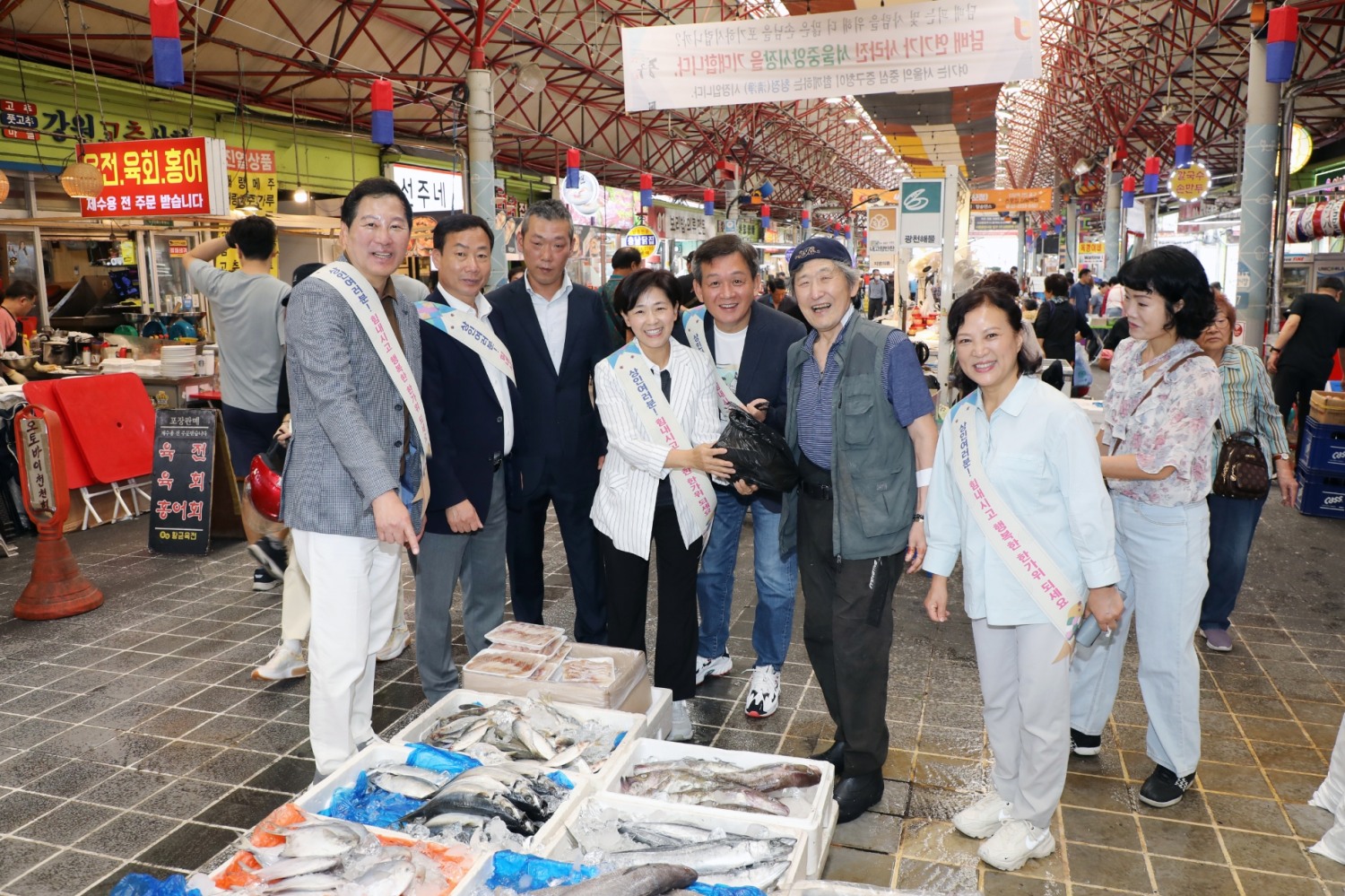 서울 중구의회 의원들이 추석을 앞두고 방문한 중앙시장에서 상인들을 격려하는 모습./사진제공=중구의회