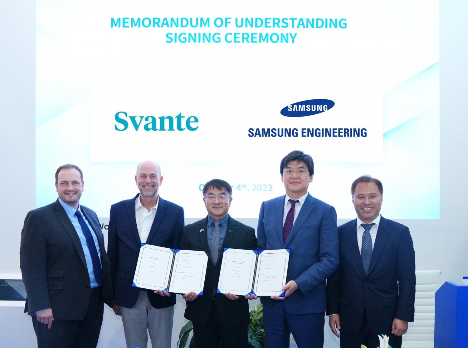 삼성엔지니어링 남궁 홍 사장(가운데)과 스반테 클로드 르터노 사장(왼쪽 두번째) 등 양사 경영진이 기념 촬영하고 있다. / 사진제공=삼성엔지니어링