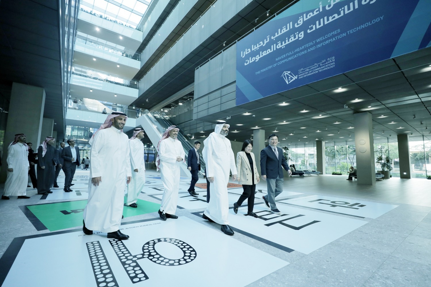 5일 압둘라 알스와하 사우디아라비아 통신정보기술부 장관과 그 일행이 네이버 1784를 방문해 네이버의 첨단기술을 체험하고 기술 협력을 논의했다. / 사진제공=네이버