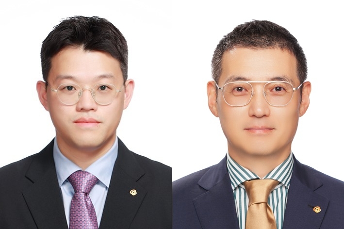 오민우 에프지코리아 대표이사(왼쪽), 김재환 한화갤러리아 패션부문장 /사진제공=한화갤러리아